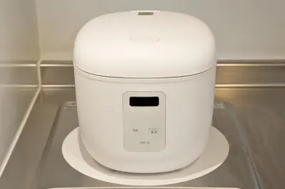 a white food processor sitting on a shelf at \u30aa\u30fc\u30d6\u30ea\u30aa\u30f3\u6075\u6bd4\u5bff202 in Tokyo