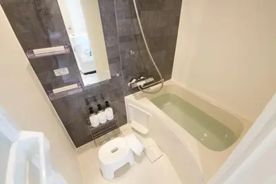 a bathroom with a green tub and a toilet at \u30aa\u30fc\u30d6\u30ea\u30aa\u30f3\u6075\u6bd4\u5bff202 in Tokyo