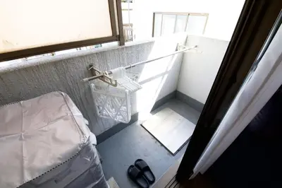 a small room with a bed and a window at \u30b5\u30f3\u30cf\u30a4\u30c4\u521d\u53f0401 in Tokyo