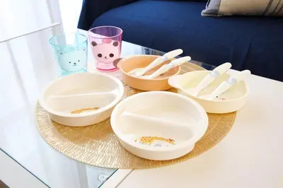 a tray with bowls and utensils on a table at \u30b5\u30f3\u30cf\u30a4\u30c4\u521d\u53f0401 in Tokyo