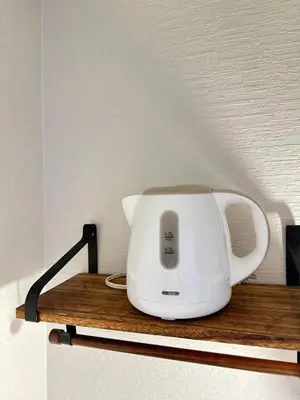 a white toaster sitting on a wooden shelf at \u65b0\u5bbf\u533a\u65b0\u5927\u4e45\u4fdd\u304b\u3089\u5f92\u6b6910\u5206\u6b4c\u821e\u4f0e\u753a in Tokyo