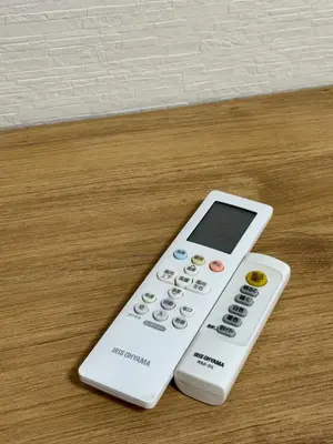 a remote control sitting on top of a wooden table at \u65b0\u5bbf\u533a\u65b0\u5927\u4e45\u4fdd\u304b\u3089\u5f92\u6b6910\u5206\u6b4c\u821e\u4f0e\u753a in Tokyo