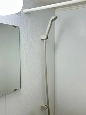 a shower head in a bathroom next to a mirror at \u65b0\u5bbf\u533a\u65b0\u5927\u4e45\u4fdd\u304b\u3089\u5f92\u6b6910\u5206\u6b4c\u821e\u4f0e\u753a in Tokyo