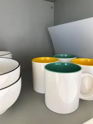 a group of white cups sitting on a counter at \u65b0\u5bbf\u533a\u65b0\u5927\u4e45\u4fdd\u304b\u3089\u5f92\u6b6910\u5206\u6b4c\u821e\u4f0e\u753a in Tokyo
