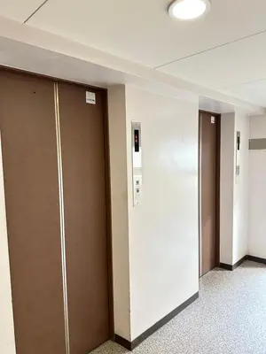 a row of elevators in an office building at \u65b0\u5bbf\u533a\u65b0\u5927\u4e45\u4fdd\u304b\u3089\u5f92\u6b6910\u5206\u6b4c\u821e\u4f0e\u753a in Tokyo
