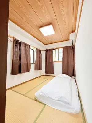 a small room with a bed in the middle of it at Shinjuku 2bed rooms sunny apart ment#2室1厅阳光公寓#高速无限制网路2&2 in Tokyo