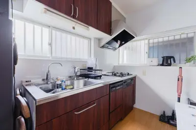 a kitchen with a sink and a counter top at Tokyo Disneyland\u8eca20\u5206 Shinjuku Akihabara\u96fb\u8eca\u76f4\u901a\u306e\u5927\u6b63\u98a8\u8cb8\u5207\u4e00\u8ed2\u5bb6 in Tokyo