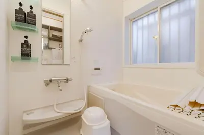 a bathroom with a tub and a toilet and a sink at Tokyo Disneyland\u8eca20\u5206 Shinjuku Akihabara\u96fb\u8eca\u76f4\u901a\u306e\u5927\u6b63\u98a8\u8cb8\u5207\u4e00\u8ed2\u5bb6 in Tokyo