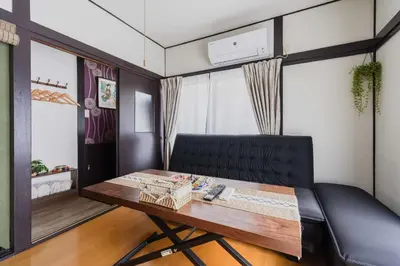 a dining room with a table and a black chair at Tokyo Disneyland\u8eca20\u5206 Shinjuku Akihabara\u96fb\u8eca\u76f4\u901a\u306e\u5927\u6b63\u98a8\u8cb8\u5207\u4e00\u8ed2\u5bb6 in Tokyo