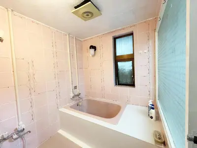a bathroom with a tub and a window at \u82b1\u4e43\u90f7\u6c60\u888b4\u4e01\u76ee in Tokyo