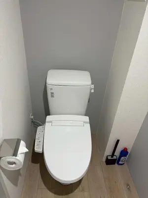 a bathroom with a white toilet in a room at Urban Nest Otsuka 301 JR OTSUKA STATION in Tokyo
