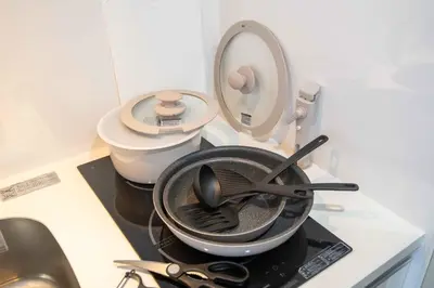a kitchen counter with a frying pan and scissors at Urban Nest Otsuka 301 JR OTSUKA STATION in Tokyo