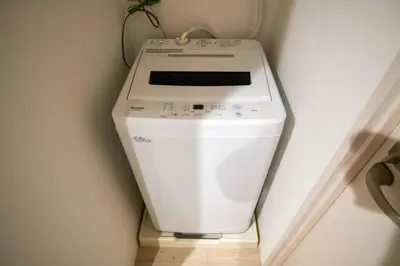 a white slow cooker in a corner of a wall at Pure Rest Otsuka 302 JR Otsuka Station in Tokyo