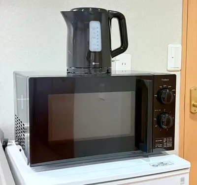 a blender sitting on top of a microwave at GARDEN HOUSE Shinjuku-Sanchome in Tokyo
