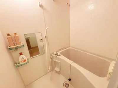 a white bathroom with a tub and a sink at \u30a2\u30eb\u30b9\u30db\u30fc\u30e0 \u6c60\u888b in Tokyo