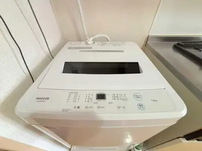 a washing machine sitting on a counter in a room at \u30a2\u30eb\u30b9\u30db\u30fc\u30e0 \u6c60\u888b in Tokyo