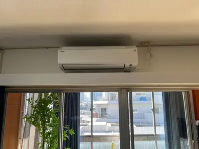 a air conditioner on the ceiling above a window at \u6771\u65b0\u5bbf\u30a8\u30ea\u30a277 in Tokyo