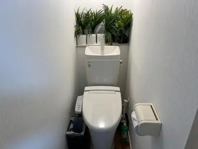 a small bathroom with a toilet with plants on the wall at \u6771\u65b0\u5bbf\u30a8\u30ea\u30a277 in Tokyo