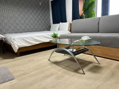 a living room with a couch and a glass table at \u6771\u65b0\u5bbf\u30a8\u30ea\u30a277 in Tokyo