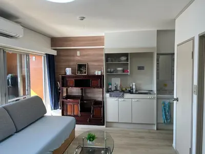 a living room with a couch and a kitchen at \u6771\u65b0\u5bbf\u30a8\u30ea\u30a277 in Tokyo