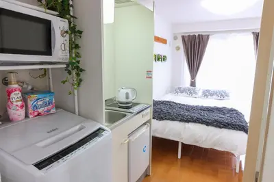 a small kitchen with a sink and a microwave at \u30cf\u30a4\u30af\u30ec\u30b9\u30c8\u4e2d\u91ce103 in Tokyo