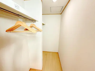 a closet with wooden hangers in a room at Shinjuku Cozy Loft, 2BR, 3DoubleBeds&Living in Tokyo