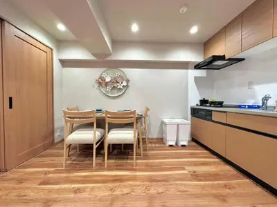 a kitchen with a table and chairs in a room at A\u65b0\u5bbf\u6700\u4e2d\u5fc3 \u6b4c\u821e\u4f0e\u753a 3bedrooms 2bathrooms 2toiltes\u6b65\u884c\u5230\u4e1c\u65b0\u5bbf4\u5206\u949f \u6b65\u884c\u5230\u65b0\u5bbf9\u5206\u949f Max8 in Tokyo