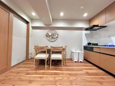 a kitchen with a table and chairs in a room at A\u65b0\u5bbf\u6700\u4e2d\u5fc3 \u6b4c\u821e\u4f0e\u753a 3bedrooms 2bathrooms 2toiltes\u6b65\u884c\u5230\u4e1c\u65b0\u5bbf4\u5206\u949f \u6b65\u884c\u5230\u65b0\u5bbf9\u5206\u949f Max8 in Tokyo