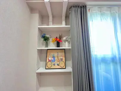 a book shelf with a picture and a window at A\u65b0\u5bbf\u6700\u4e2d\u5fc3 \u6b4c\u821e\u4f0e\u753a 3bedrooms 2bathrooms 2toiltes\u6b65\u884c\u5230\u4e1c\u65b0\u5bbf4\u5206\u949f \u6b65\u884c\u5230\u65b0\u5bbf9\u5206\u949f Max8 in Tokyo