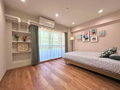 a bedroom with a bed and a large window at A\u65b0\u5bbf\u6700\u4e2d\u5fc3 \u6b4c\u821e\u4f0e\u753a 3bedrooms 2bathrooms 2toiltes\u6b65\u884c\u5230\u4e1c\u65b0\u5bbf4\u5206\u949f \u6b65\u884c\u5230\u65b0\u5bbf9\u5206\u949f Max8 in Tokyo