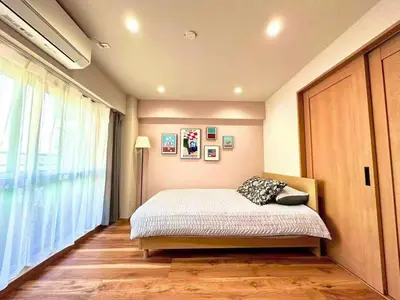 a bedroom with a bed and a large window at A\u65b0\u5bbf\u6700\u4e2d\u5fc3 \u6b4c\u821e\u4f0e\u753a 3bedrooms 2bathrooms 2toiltes\u6b65\u884c\u5230\u4e1c\u65b0\u5bbf4\u5206\u949f \u6b65\u884c\u5230\u65b0\u5bbf9\u5206\u949f Max8 in Tokyo