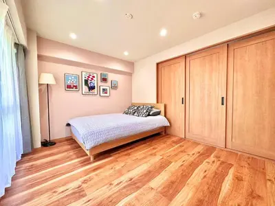 a bedroom with a bed and a wooden floor at A\u65b0\u5bbf\u6700\u4e2d\u5fc3 \u6b4c\u821e\u4f0e\u753a 3bedrooms 2bathrooms 2toiltes\u6b65\u884c\u5230\u4e1c\u65b0\u5bbf4\u5206\u949f \u6b65\u884c\u5230\u65b0\u5bbf9\u5206\u949f Max8 in Tokyo