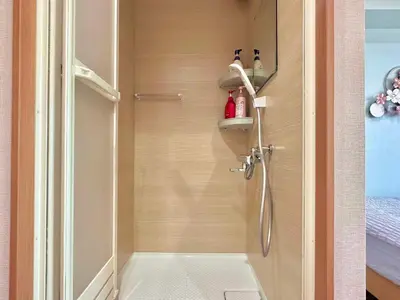 a bathroom with a shower with a door open at A\u65b0\u5bbf\u6700\u4e2d\u5fc3 \u6b4c\u821e\u4f0e\u753a 3bedrooms 2bathrooms 2toiltes\u6b65\u884c\u5230\u4e1c\u65b0\u5bbf4\u5206\u949f \u6b65\u884c\u5230\u65b0\u5bbf9\u5206\u949f Max8 in Tokyo