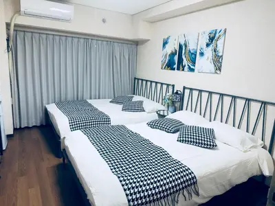 two beds in a hotel room withskirts at \u6a31\u82b1\u5bbf\u6d89\u8c37\u7ad9\u5f92\u6b654\u5206\u949f in Tokyo