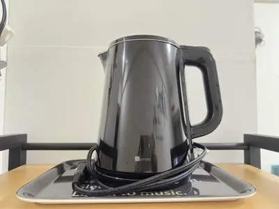 a black kettle sitting on a tray on a table at \u6a31\u82b1\u5bbf\u6d89\u8c37\u7ad9\u5f92\u6b654\u5206\u949f in Tokyo