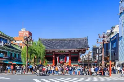 a crowd of people standing in front of a building at \u30aa\u30fc\u30d6\u30ea\u30aa\u30f3\u6075\u6bd4\u5bff201 in Tokyo