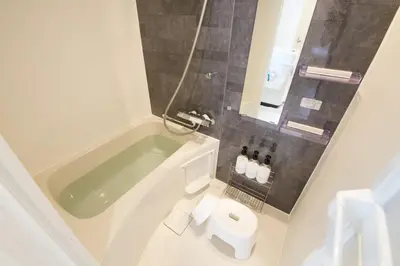 a bathroom with a green tub and a toilet at \u30aa\u30fc\u30d6\u30ea\u30aa\u30f3\u6075\u6bd4\u5bff201 in Tokyo