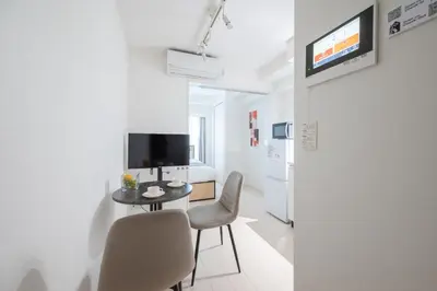 a small room with a table and chairs and a bedroom at \u30eb\u30cd\u30b5\u30f3\u30b9\u30b3\u30fc\u30c8\u672c\u6240\u543e\u59bb\u6a4b in Tokyo