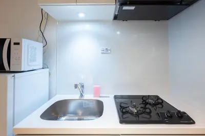 a kitchen counter with a sink and a microwave at \u30eb\u30cd\u30b5\u30f3\u30b9\u30b3\u30fc\u30c8\u672c\u6240\u543e\u59bb\u6a4b in Tokyo