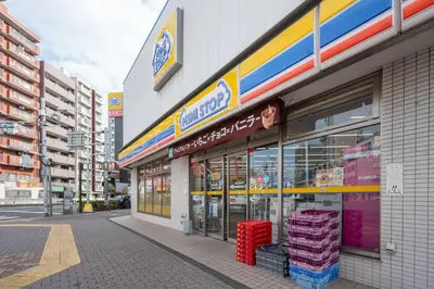 a store on a street in a city at \u30eb\u30cd\u30b5\u30f3\u30b9\u30b3\u30fc\u30c8\u672c\u6240\u543e\u59bb\u6a4b in Tokyo