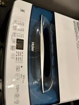 a pair of scissors sitting in a box at \u30b3\u30f3\u30c6\u30eb\u897f\u4e94\u53cd\u7530303 in Tokyo