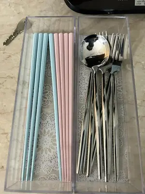a plastic container filled with different colored chopsticks at \u30b3\u30f3\u30c6\u30eb\u897f\u4e94\u53cd\u7530303 in Tokyo