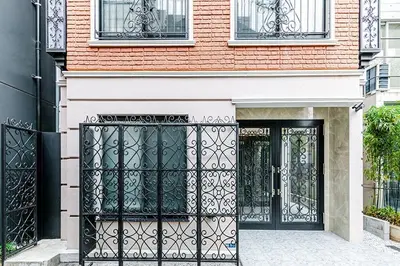 a black gate in front of a house at \u30b3\u30f3\u30c6\u30eb\u897f\u4e94\u53cd\u7530303 in Tokyo