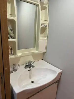 a bathroom with a sink and a mirror at \u9e1f\u8d8a201\u6210\u7530\u7fbd\u7530\u673a\u573a\u53ef\u76f4\u8fbe\u4ea4\u901a\u4fbf\u5229\u5e02\u4e2d\u5fc3 in Tokyo