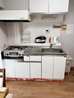 a kitchen with a sink and a stove at \u9e1f\u8d8a201\u6210\u7530\u7fbd\u7530\u673a\u573a\u53ef\u76f4\u8fbe\u4ea4\u901a\u4fbf\u5229\u5e02\u4e2d\u5fc3 in Tokyo