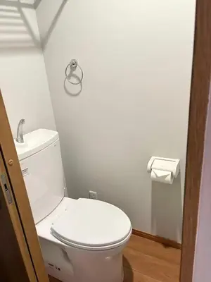 a bathroom with a white toilet in a room at \u9e1f\u8d8a201\u6210\u7530\u7fbd\u7530\u673a\u573a\u53ef\u76f4\u8fbe\u4ea4\u901a\u4fbf\u5229\u5e02\u4e2d\u5fc3 in Tokyo