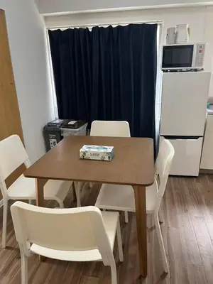 a table and chairs in a room with a kitchen at \u9e1f\u8d8a202\u6210\u7530\u7fbd\u7530\u673a\u573a\u76f4\u8fbe\u6b65\u884c8\u5206\u949f\u53ef\u62b5\u8fbe\u6c11\u5bbf\u4f4d\u7f6e\u4f18\u8d8a in Tokyo