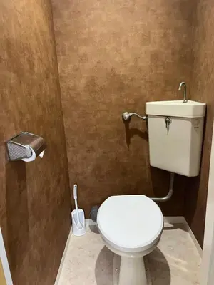 a bathroom with a white toilet in a room at \u9e1f\u8d8a202\u6210\u7530\u7fbd\u7530\u673a\u573a\u76f4\u8fbe\u6b65\u884c8\u5206\u949f\u53ef\u62b5\u8fbe\u6c11\u5bbf\u4f4d\u7f6e\u4f18\u8d8a in Tokyo