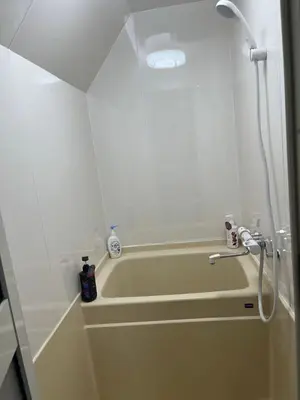 a bathroom with a bath tub with a shower at \u9e1f\u8d8a202\u6210\u7530\u7fbd\u7530\u673a\u573a\u76f4\u8fbe\u6b65\u884c8\u5206\u949f\u53ef\u62b5\u8fbe\u6c11\u5bbf\u4f4d\u7f6e\u4f18\u8d8a in Tokyo