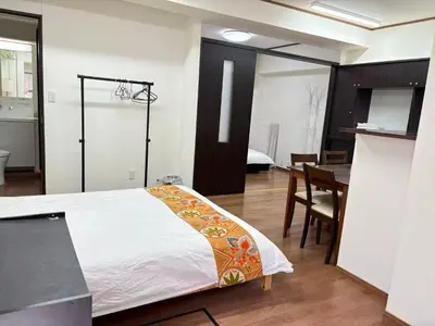 a bedroom with a bed and a dining room at \u9e1f\u8d8a101\u6210\u7530\u7fbd\u7530\u673a\u573a\u76f4\u8fbe\u5e02\u4e2d\u5fc3\u4ea4\u901a\u65b9\u4fbf\u53ef\u6b65\u884c\u62b5\u8fbe\u79cb\u53f6\u539f in Tokyo